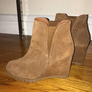 Steve Madden Wanelle Camel Suede Booties